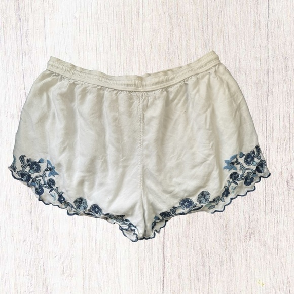 Abercrombie & Fitch White Embroidered Shorts size Large - Picture 2 of 4